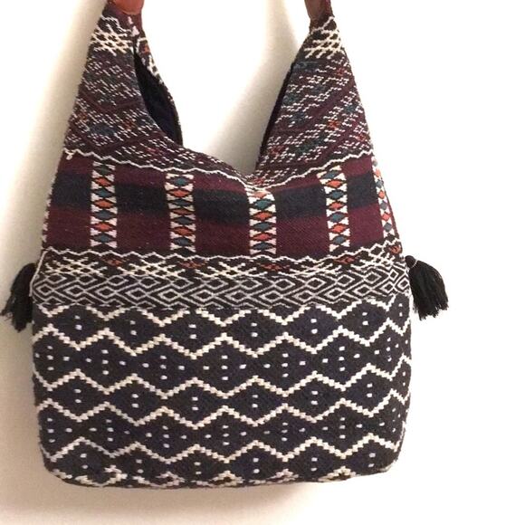 Boho rustic shoulder bag tassels decor magnetic - Picture 4 of 10